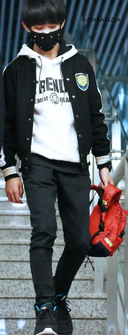 易烊千玺超话  2015 /0228 /150228  深圳飞长沙  笑起来的眼睛  #易