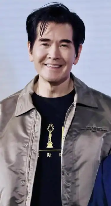 费翔62岁曝光大尺度照!与陶晶莹赤身躺在床上拥抱,引发争议