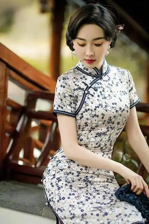 挑选旗袍时莫慌张,结合自已的四项身材要素,就会选到更适合你的