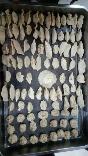 象征着来年的六一班一个都不会少,来年的龙华小学圆圆满满,"百年好合"