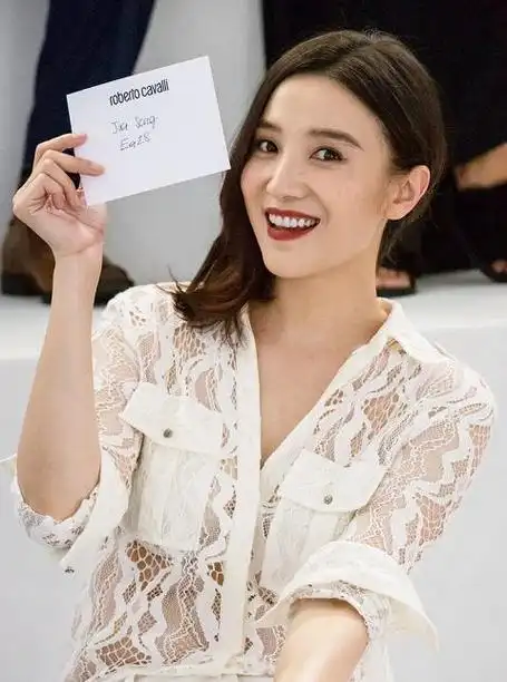 宋佳穿衣真胆大蕾丝衬衫配白色紧身裤秀出细腰长腿超好看