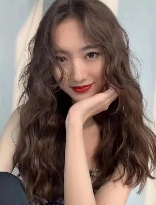 女生法式自然卷发打造妩媚迷人气质,卷发图片,发型图片