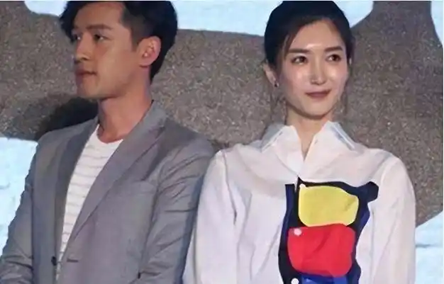 交往期间,胡歌和江疏影经常被拍到一起逛街,旅游,两人同框的照片周围