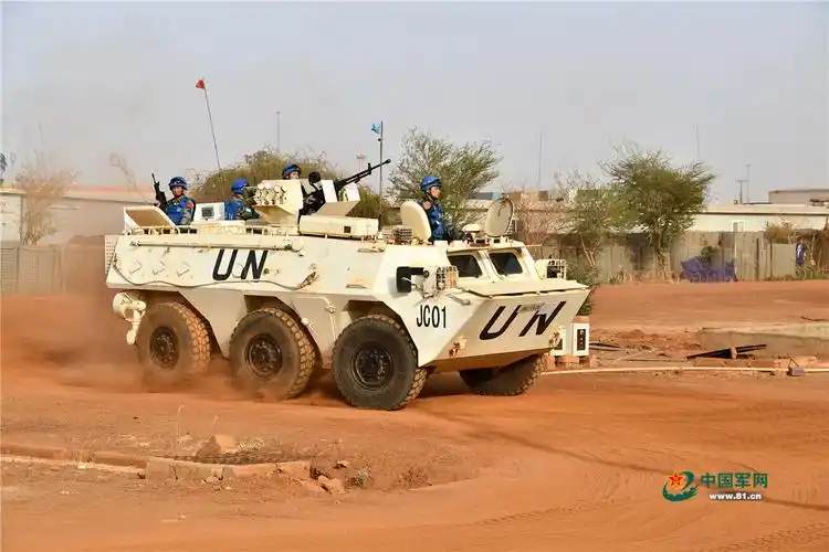 中国蓝盔战地迎新春在战地迎接新年钟声