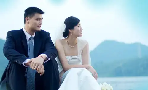 原创姚明与妻子叶莉家庭现状37岁叶莉年轻如少女8岁女儿身高1米6