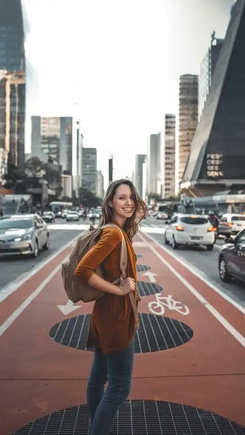 走在欧美街头的欧美美女街拍手机壁纸