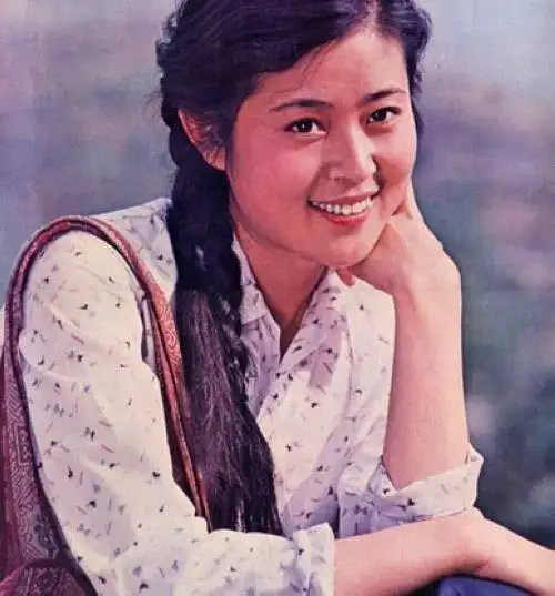 倪萍年轻时曾貌美超乎想像,简直是高配版范冰冰,轻松胜当红小花们