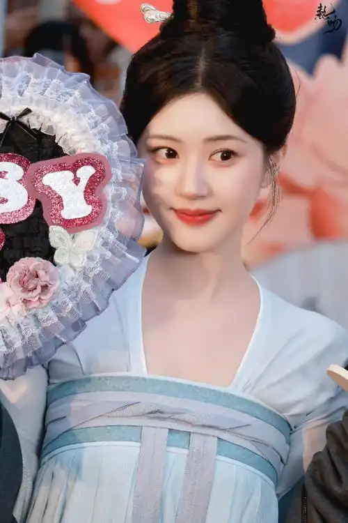 赵露思提裙转身##珠帘玉幕