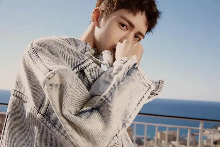 曾舜晞时尚写真曝光 造型简约展现别样优雅