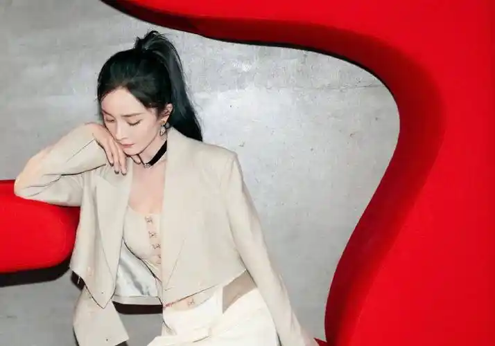 35岁杨幂气质真的好美,穿短裙扎马尾扮美,脚踩恨天高大长腿抢镜_造型