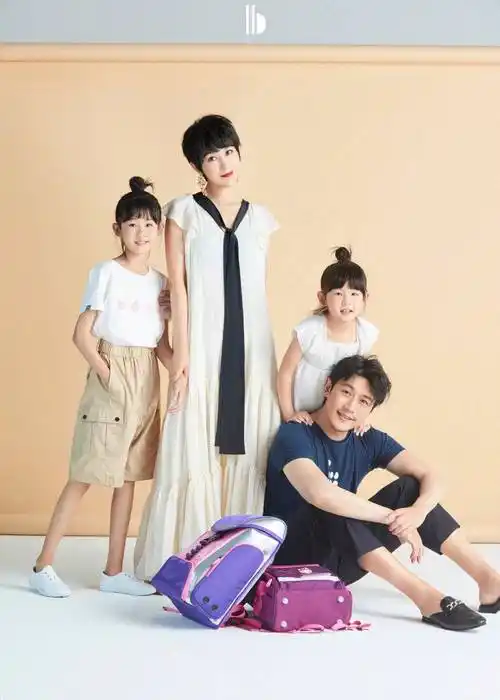 陆毅一家四口也太幸福,出门合照像拍大片,看颜值都不知道羡慕谁_服装