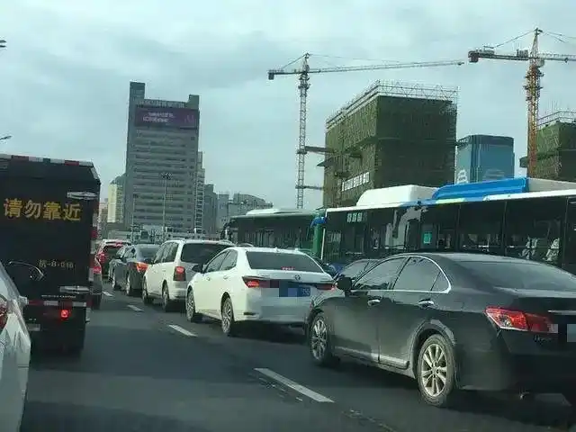 现场图来了!这是今天的杭城早高峰,这几个路段堵得排长队_媒体_澎湃新