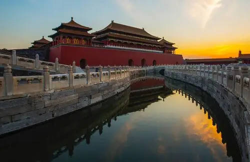 北京故宫是中国明清两代的皇家宫殿,旧称为紫禁城,位于北京中轴线的