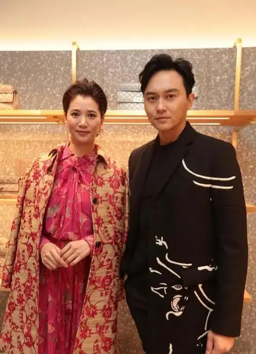 袁咏仪精心打扮却翻车大衣皮靴霸气却显老同框老公姐姐味十足