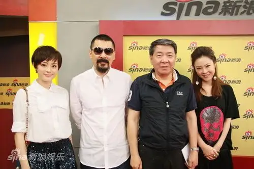 图文:《甄嬛传》孙俪陈建斌做客-主创与主持人合影