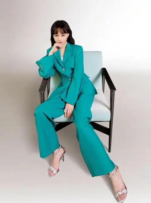 郑爽身穿一套绿色西装,搭配上一双精致的高跟凉鞋,a范十足的造型搭配