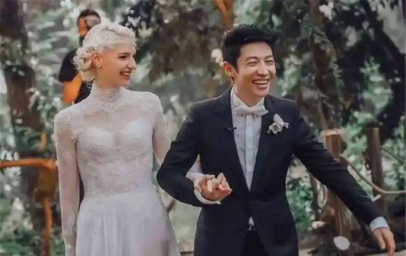 46岁撒贝宁和35岁李白吃年饭!撒贝宁聊家常很开心,老婆很委屈!