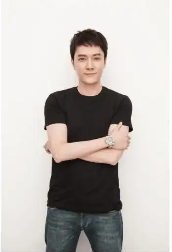 42岁冯绍峰暴瘦似竹竿,皮肤苍白无血色,状态不比黄晓明好_基本_明星