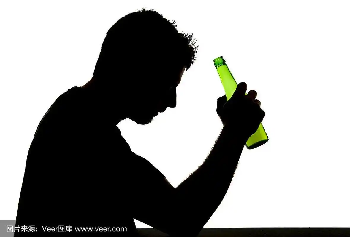 一个喝着啤酒瓶的酒鬼的剪影