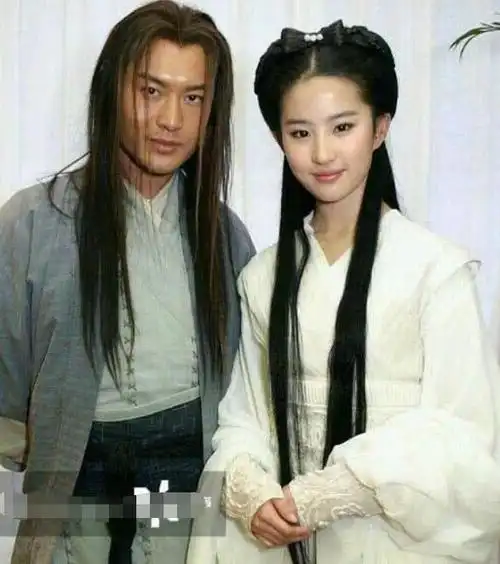 刘亦菲跟谁合照都是微笑,唯独跟他是卖萌,网友:像极了爱情!_网易订阅