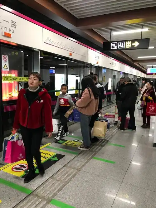 地铁故事～这些照片全是原图,是我上下班路过或坐地铁时拍的,想记录