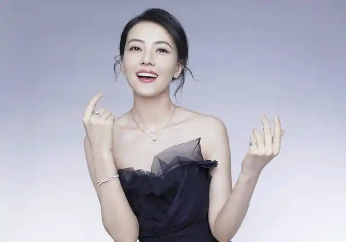 原创虎扑女神依旧惊艳高圆圆复出近照惹人羡一点不像孩子的妈