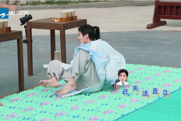 奔跑吧蔡徐坤玩指压板时喊痛谁注意到baby的反应脱粉了