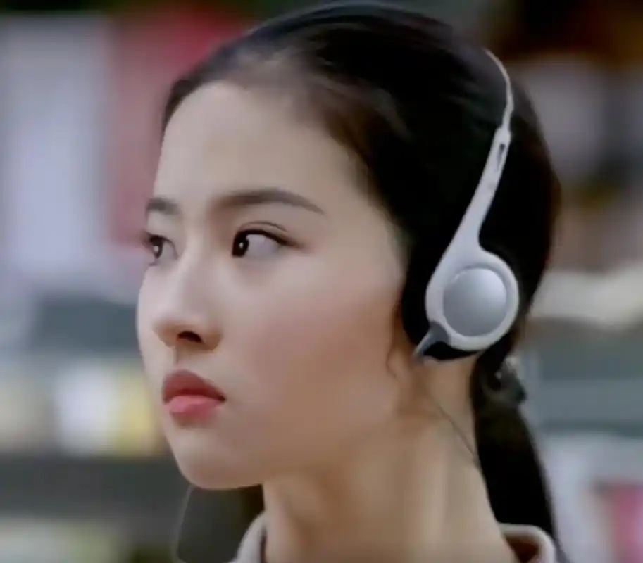 17岁的刘亦菲出演的第一部电影《五月之恋》真是盛世美颜  神仙颜值 .