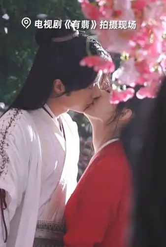 不仅如此王一博和赵丽颖在剧中也有很多的吻戏,这是大家感觉最浪漫最