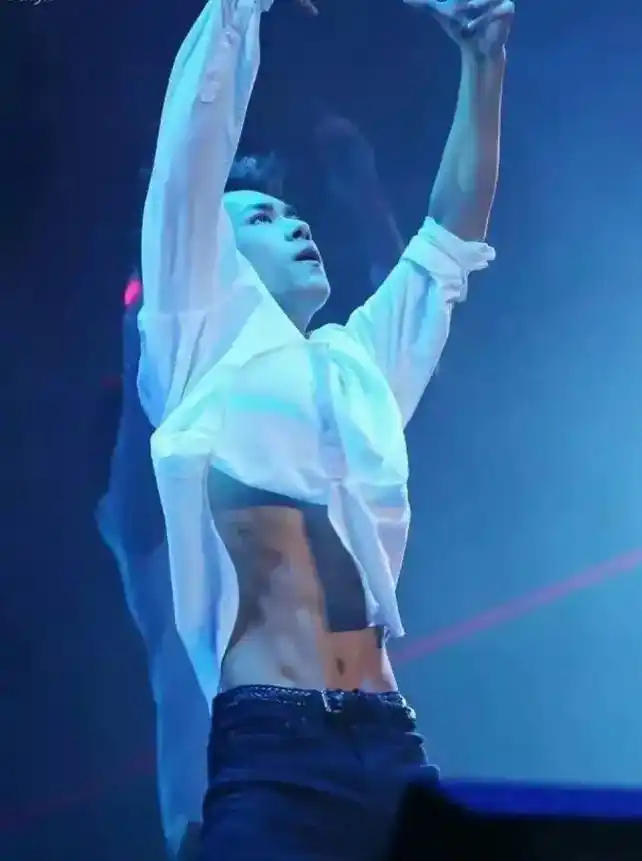 易烊千玺 #这谁顶得住啊 #腹肌 #玺子哥 这不得迷死鸟姐 - 抖音