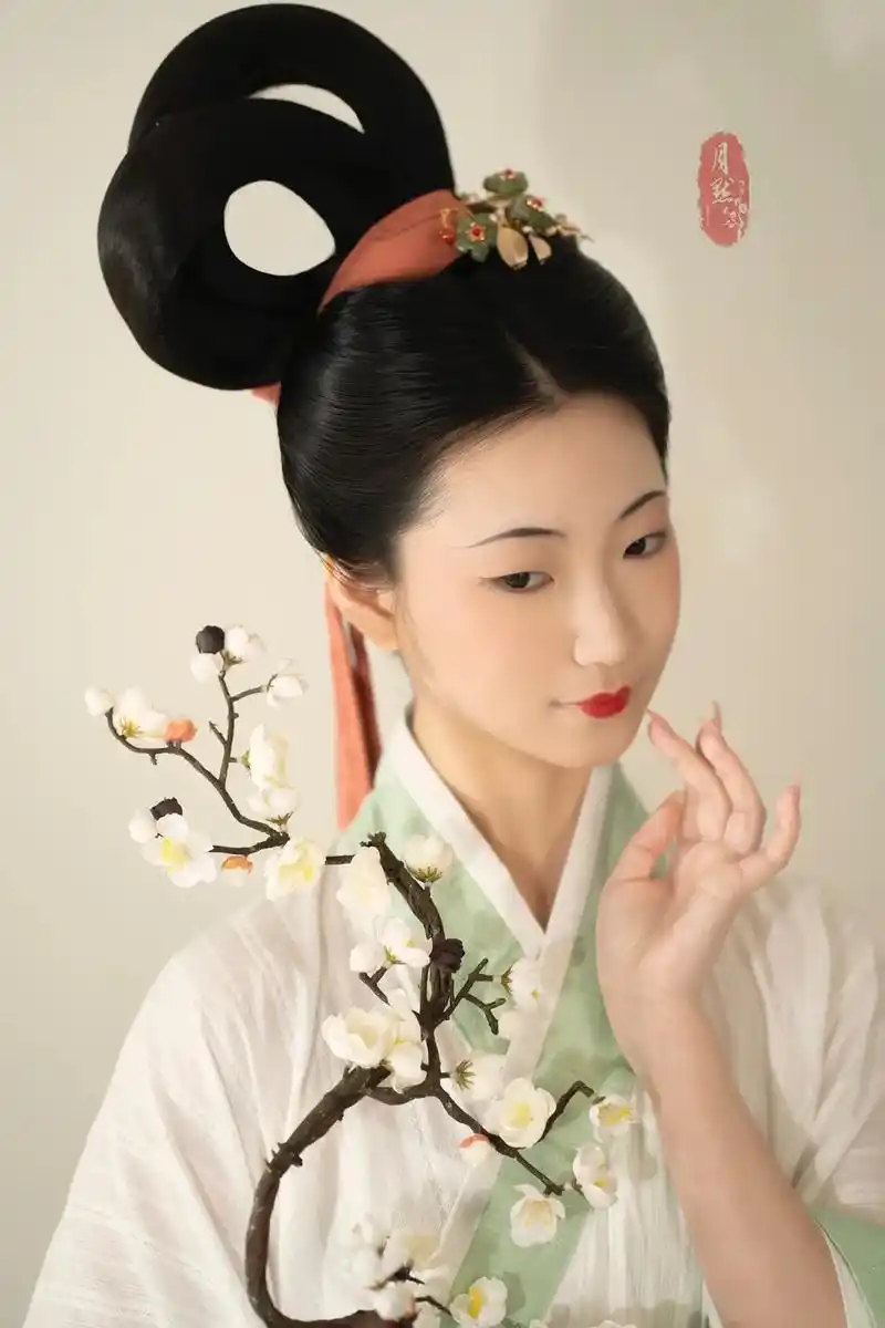 "云髻峨峨,修眉联娟."#汉服 #汉服妆造 # - 抖音