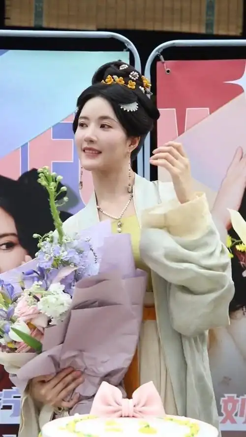 刘些宁《五福临门》杀青快乐,感觉宝宝下一秒就要哭出来了