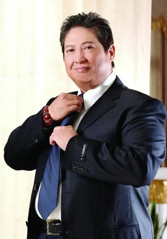 68岁洪金宝拄拐现身,体态肥腻头发花白,走路需两人搀扶状态不佳