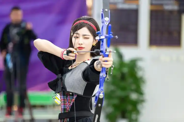 小巨人运动会郑希怡许佳琪射箭超a瞄准靶心上演眼神杀