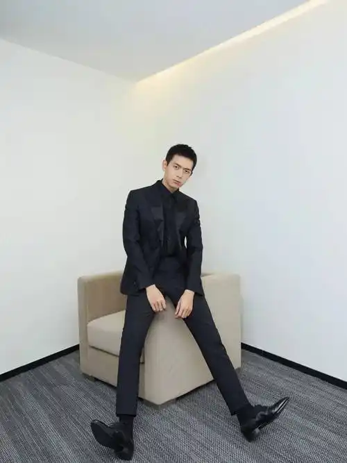 三十位国内男明星全黑系西装大赏～帅气又迷人,爱了爱了!