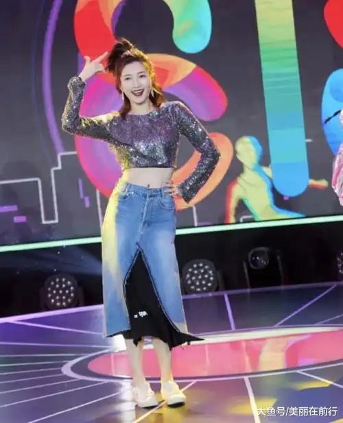 江疏影终于开窍了修身露腰加开叉裙热舞网友女神也有这样一面