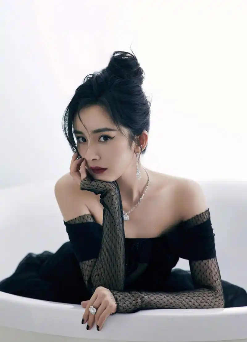 杨幂 的造型太美了,一袭raisa vanessa 2021秋冬一字肩黑纱细闪礼服裙