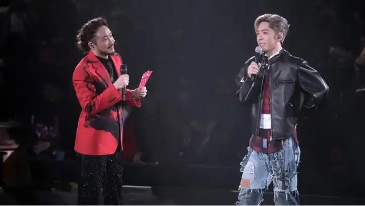 演唱会接近尾声时,全场观众一起合唱了《无赖》,这让郑中基十分感动.