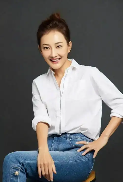 著名演员牛莉八登春晚成国民媳妇嫁人生女收获幸福人生