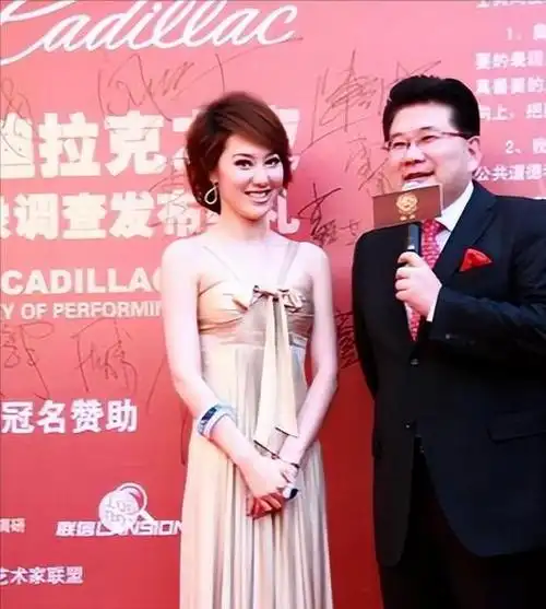 网易首页>网易号>正文申请入驻> 当看到曹可凡和王冠两人截然不同的