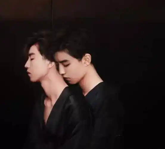 与王俊凯亲密合影,给王源穿婚纱,两个千玺开心互动_易烊_技术_新郎