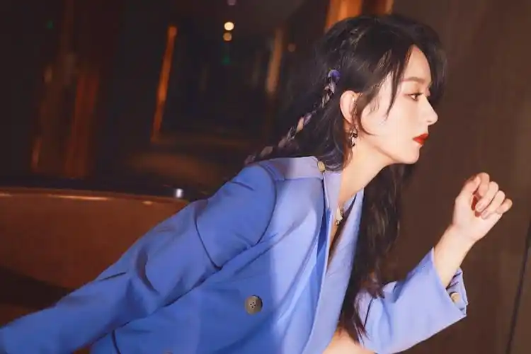 赵丽颖粉蓝编发