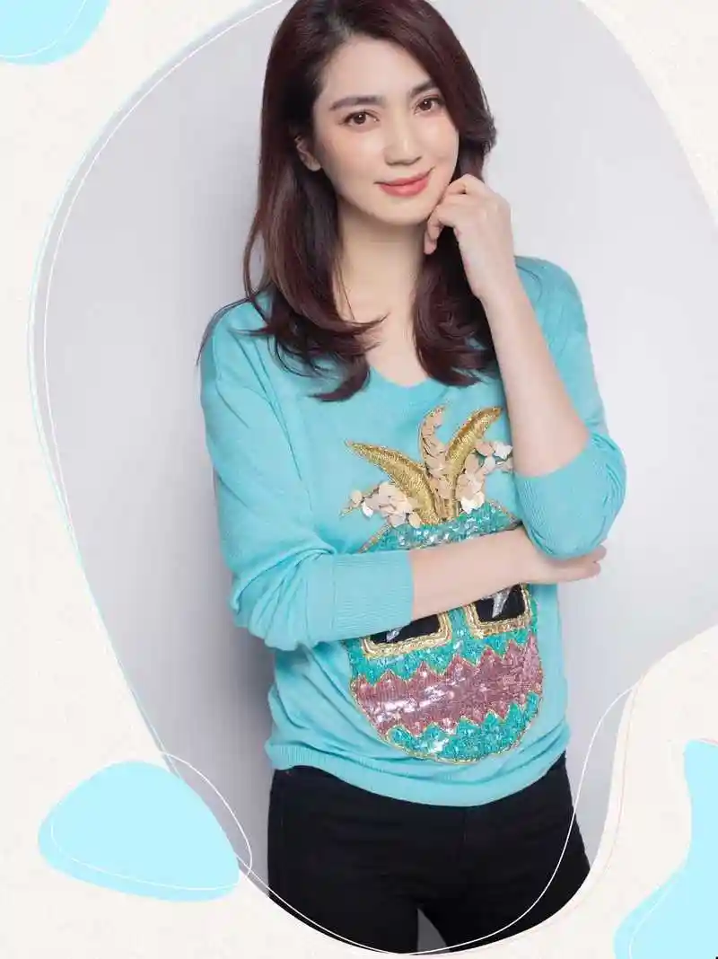 原创被洪欣美到了穿67薄纱连衣裙显现出了甜美气息优雅大方