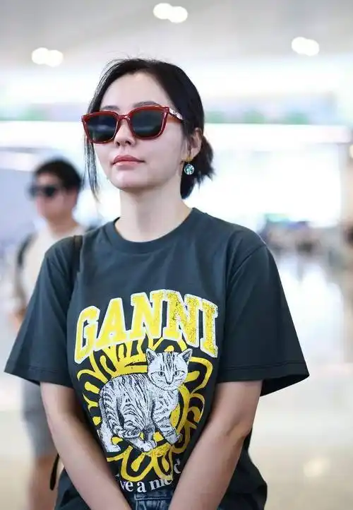 张靓颖素颜走机场,穿宽松t恤看不出傲人身材,墨镜遮面休闲帅气_衣服