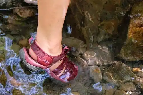 想去户外玩水,穿一双keen水陆两用溯溪鞋必不可少_凉鞋