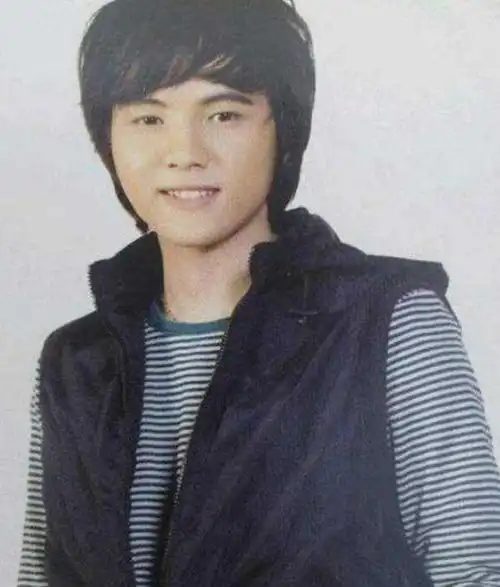 郑源出生在广东,小时候家庭条件是比较富裕的,他的祖父是一名粤剧演员