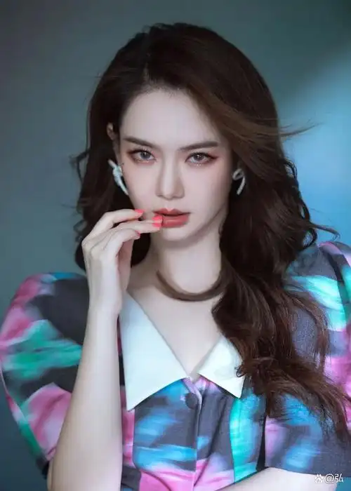 在由歌手转型到演员的过程中,戚薇为了演出机会,放弃了原本柔美的长发