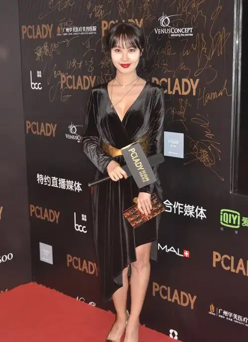 原创李菲儿饱满身材好敢秀深v丝绒裙撑得立体平直锁骨提气质