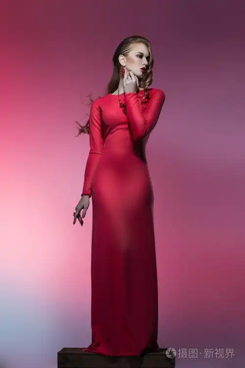 穿红衣服的美女