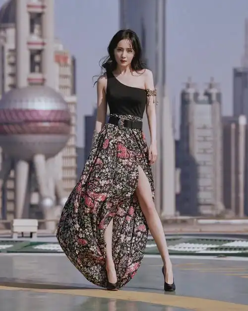 杨幂今日份品牌活动两套look都好美呐彩虹针织衫太温柔了